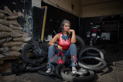 Luisa Nieto, creadora de Tripeando, posa con un bolso de la marca, que desarrolla accesorios y ropa con la tripa de cauchos usados en Caracas (Venezuela).