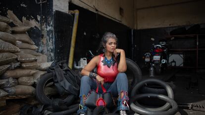 Luisa Nieto, creadora de Tripeando, posa con un bolso de la marca, que desarrolla accesorios y ropa con la tripa de cauchos usados en Caracas (Venezuela).