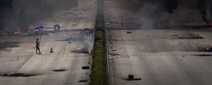 El Ejército tailandés estableció ayer una "zona de fuego" en el centro de Bangkok. En la fotografía, una de las avenidas principales de la capital.