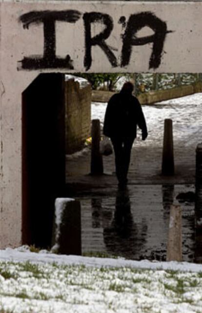 Un paseante en una zona católica de Belfast.