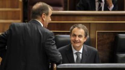 Zapatero saluda al portavoz del grupo socialista, José Antonio Alonso.
