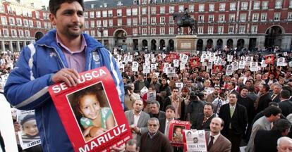 Juan José Cortés, con un cartel con la imagen de su hija, en la Plaza Mayor de Madrid, duranet un acto.
