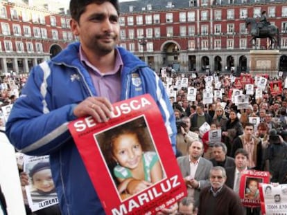 Juan Jos&eacute; Cort&eacute;s, con un cartel con la imagen de su hija, en la Plaza Mayor de Madrid, duranet un acto. 