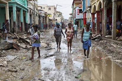 Varias personas afectadas por el huracán Matthew caminan en una calle de Jeremie, Haití.