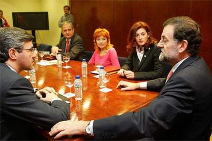 De izquierda a derecha, Ángel Acebes, Mariano Rajoy, Maite Pagazaurtundua, María Jesús González (madre de Irene Villa) y Cayetano González (director del reciente Congreso de Víctimas), en la reunión celebrada en la sede el PP.