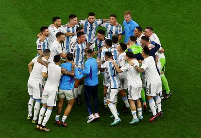 Piña de jugadores argentinos tras clasificarse para la final del Mundial de Qatar.
