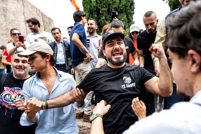 Mitin con reparto de papeletas electorales de Alvise Pérez (centro), el viernes 7 en la plaza de Colón de Madrid.