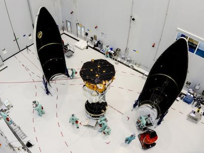 La sonda Lisa Pathfinder, en el centro, junto a la cápsula del cohete Vega en la que se lanzará al espacio desde Guayana Francesa