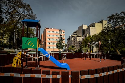 Un parque infantil clausurado en Lisboa por el coronavirus, el día 19.