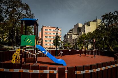 Un parque infantil clausurado en Lisboa por el coronavirus, el día 19.