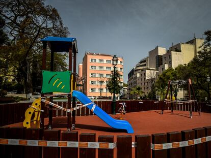 Un parque infantil clausurado en Lisboa por el coronavirus, el día 19.