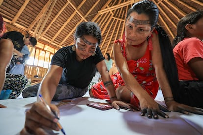 Un grupo de mujeres indígenas pinta un telar en la selva de Sarayaku, Ecuador