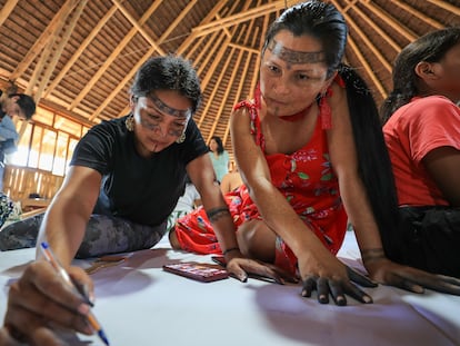 Un grupo de mujeres indígenas pinta un telar en la selva de Sarayaku, Ecuador