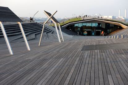 "Es como una pieza de suelo urbano que después se habita", declaraba entonces a El País Zaera. "Es una terminal y una zona de ocio urbano, con auditorio, restaurante, museo y aparcamientos, donde la cubierta se utiliza como una plaza dentro de la bahía".