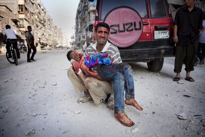 Serie 'En medio del infierno. La población civil siria en guerra'. Un hombre llora por el asesinato de su hijo a manos de la artillería del ejército sirio, enfrente del hospital Dar al Shifa en Siria (3 de octubre de 2012).