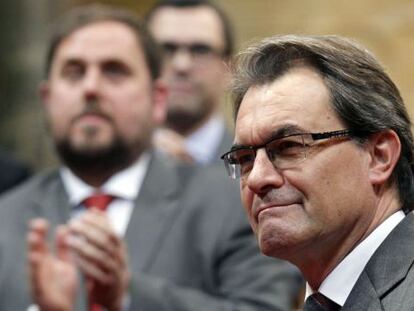 Artur Mas es aplaudido por Oriol Jonqueras en el pleno del Parlamento de Cataluña celebrado el miércoles.