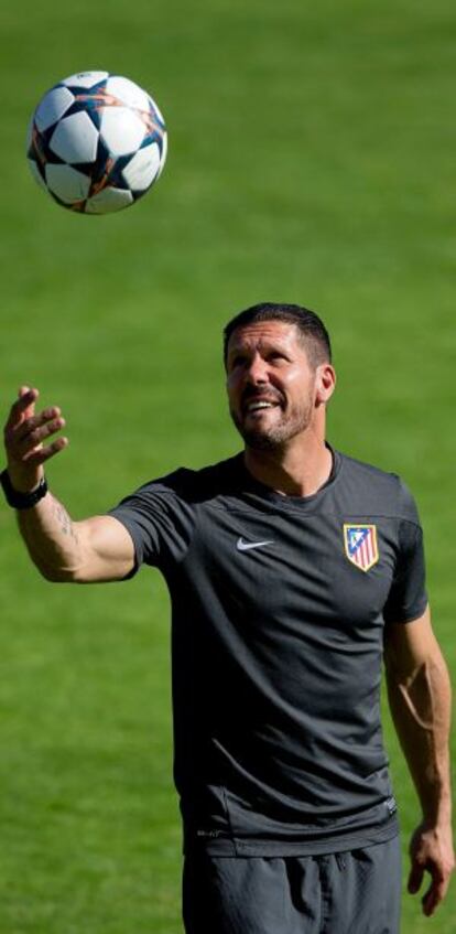 Diego Pablo Simeone durante el entrenamiento previo al enfrentamiento ante el Barcelona.