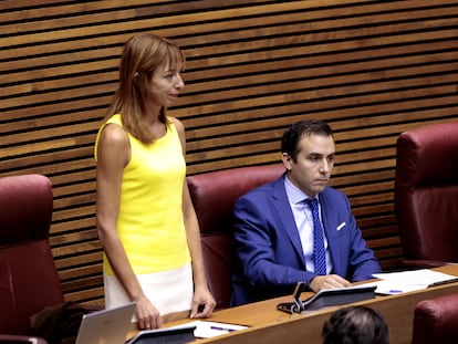 La diputada del grupo parlamentario Vox Rebeca Serna, toma posesión de su cargo durante un pleno de las Cortes Valencianas.