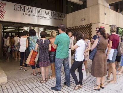 Cola de profesores interinos en la sede de la consejer&iacute;a en Alicante.