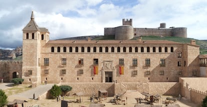 Reconstrucción digital de la fachada del palacio de Berlanga en el siglo XVI, con el castillo al fondo.