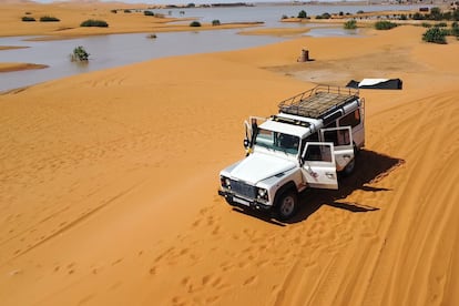 Um veículo turístico estacionado próximo a um lago formado por fortes chuvas na cidade desértica de Merzouga, sudeste de Marrocos, em 2 de outubro.