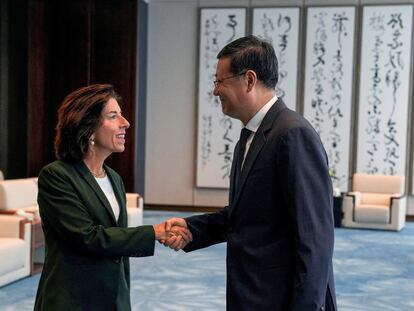 Gina Raimondo, es recibida por el secretario del Partido de Shanghai, Chen Jining, en Shanghai, China, el miércoles 30 de agosto de 2023.