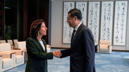 Gina Raimondo, es recibida por el secretario del Partido de Shanghai, Chen Jining, en Shanghai, China, el miércoles 30 de agosto de 2023.