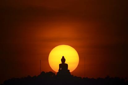 El sol se pone tras una estatua de Buda, en Phuket (Tailandia).