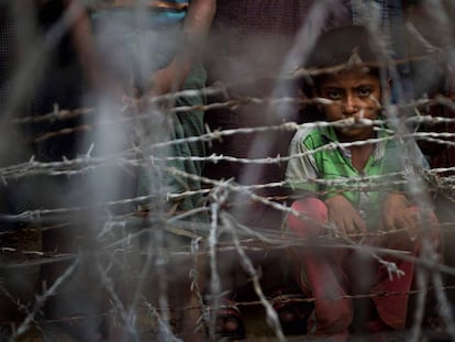 Refugiados rohingya se reúnen en la