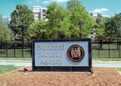 Fotografía con fecha desconocida facilitada por la Agencia de Seguridad Nacional (NSA) que muestra el logotipo de la NSA en la sede de Fort Meade, Maryland, EE.UU.