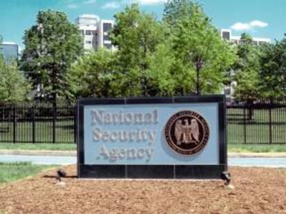 Fotografía con fecha desconocida facilitada por la Agencia de Seguridad Nacional (NSA) que muestra el logotipo de la NSA en la sede de Fort Meade, Maryland, EE.UU.