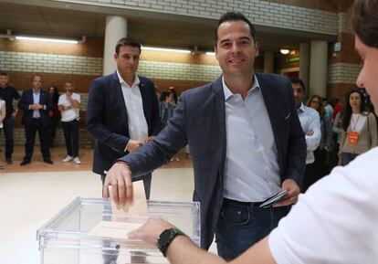 Ignacio Aguado, candidato de Ciudadanos a la Comunidad de Madrid, vota en el polideportivo José Caballero de Alcobendas.