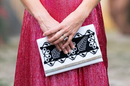 Kate Middleton con el bolso de Xe'il Belize durante la recepción en las ruinas mayas de Cahal Pech, en Belice, el 21 de marzo de 2022.