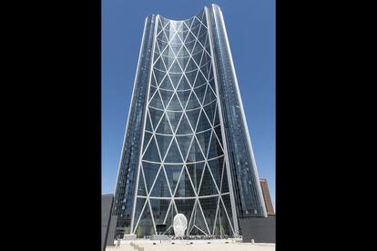 The Bow (El Arco) es, con sus 237 metros, el edificio más alto de la ciudad canadiense de Calgary. La torre de oficinas fue proyectada por el estudio de Norman Foster de forma que su fachada curvada, que mira al sur, aprovecha al máximo la luz y el calor del sol, consiguiendo un ahorro energético. Fue inaugurada en 2013.