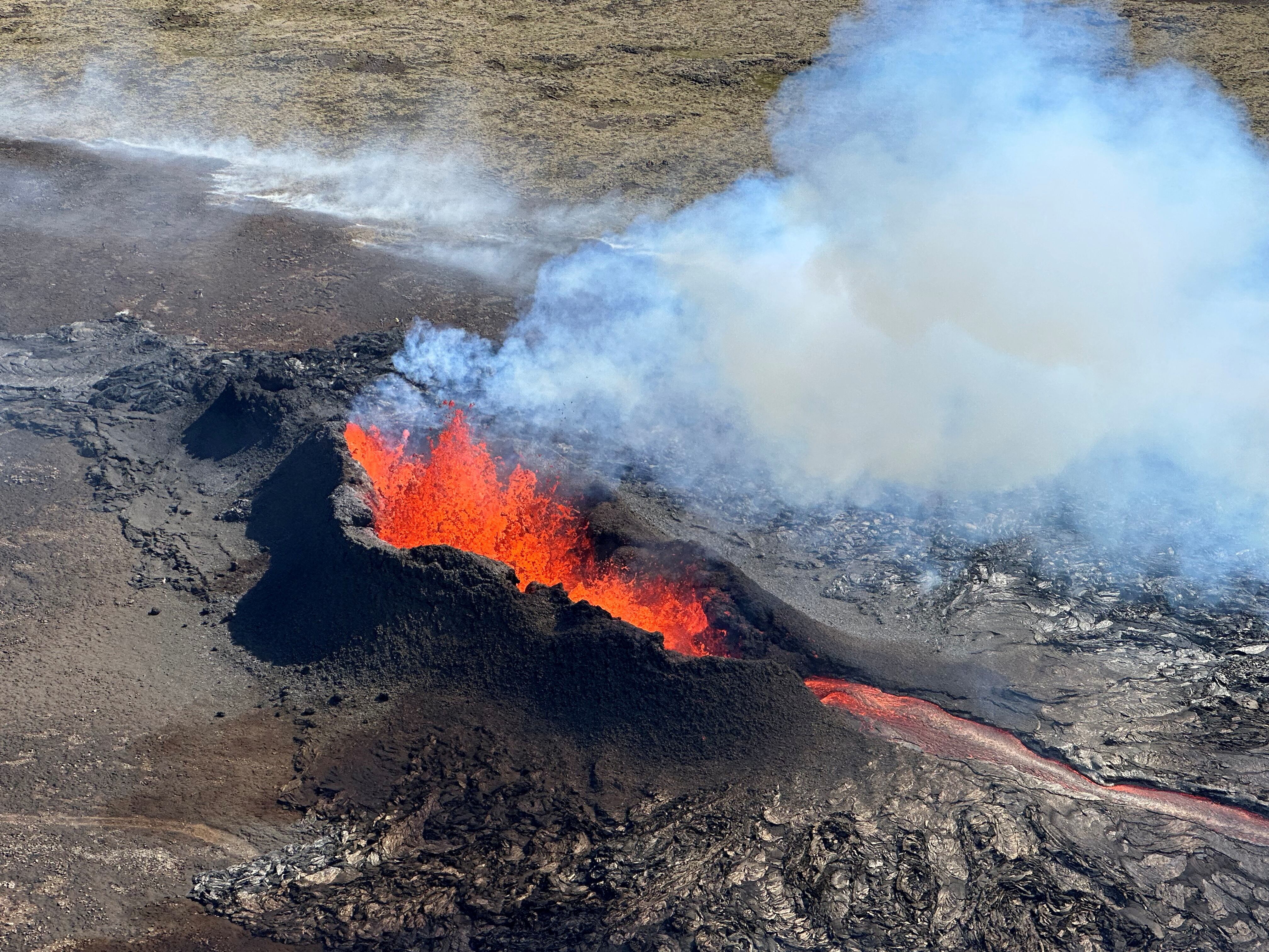 En las cercanías de la zona donde podría emerger la lava está el volcán Fagradalsfjall, cuya última erupción fue en julio. Se trata de una fisura volcánica, desde la que la lava tiende a brotar sin grandes erupciones.