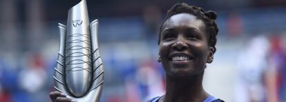 Venus Williams posa con el trofeo de Wuhan.