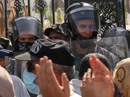 Militares tunecinos rodean el edificio del Parlamento en Túnez, capital del país homónimo, el 26 de julio.