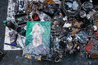 Autorretrato de Juan Luis Goenaga sobre un maremágnum de colores en el caserío Aitzeterdi, en Alkiza (Gipuzkoa).