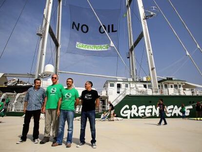 Los representantes de Save Canarias, Greenpeace y Columbretes Netes frente al velero &#039;Rainbow Warrior&#039;.