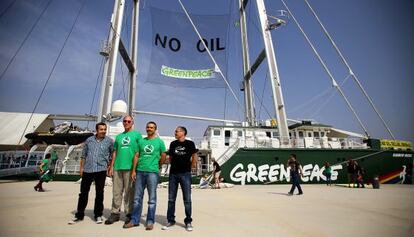 Los representantes de Save Canarias, Greenpeace y Columbretes Netes frente al velero 'Rainbow Warrior'.