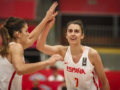 Marta Xargay y Alba Torrens celebran una canasta