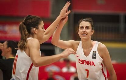 Marta Xargay y Alba Torrens celebran una canasta