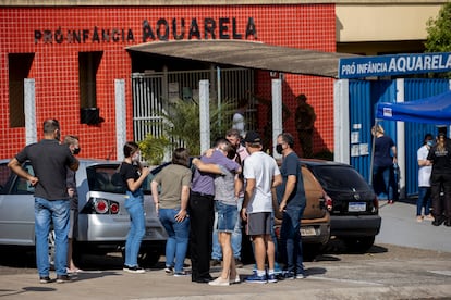 Familiares diante da escola Aquarela, em Saudades, Santa Catarina, alvo de ataque.