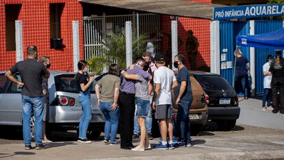 Familiares diante da escola Aquarela, em Saudades, Santa Catarina, alvo de ataque.
