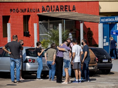 Familiares diante da escola Aquarela, em Saudades, Santa Catarina, alvo de ataque.