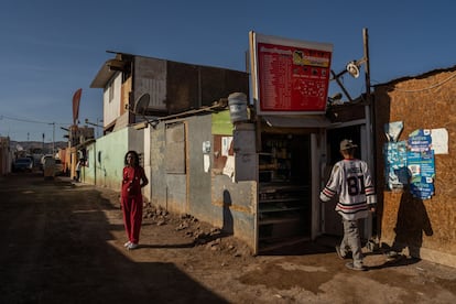 Residentes caminan por un asentamiento irregular en Alto Hospicio, provincia de Iquique, Tarapac, Chile