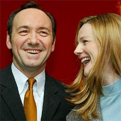 Los actores Kevin Spacey y Laura Linney en Berlín.