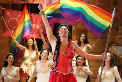 Paco León (en primer término), en el papel de Lisístrata, durante el estreno absoluto de la obra de Aristófanes en el Festival de Mérida.