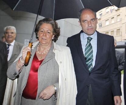 Rita Barberá y Francisco Camps, durante una inauguración ayer en Valencia.