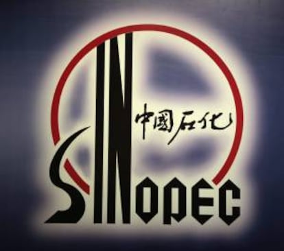 Logotipo de la empresa china Sinopec en Hong Kong, China. EFE/Archivo